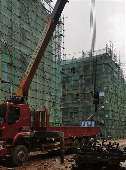 凤城市“慢工细活”—— 吊车的 “微动控制” 技术