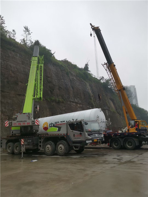 凤城市“不怕风雨冻”—— 吊车的 “恶劣环境适应” 技术